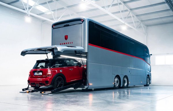 Мощността на кемпера е подобна на тази на самостоятелна къща. За да подпомогне енергийните си нужди, интелигентната електрическа система на RV включва шест 330-ватови соларни панела, монтирани на покрива. 

Най-забележителното от всичко обаче е големият гараж, сгушен в дъното. Той може да побере кола с дължина до 4 метра, а също така е оборудвана с хидравлични вериги, които могат да изтеглят паркираните превозни средства нагоре в отделението за съхранение. Хидравличен асансьор регулира височината на тавана според автомоби.а, като същевременно гарантира, че спалнята над гаража остава функционална.
